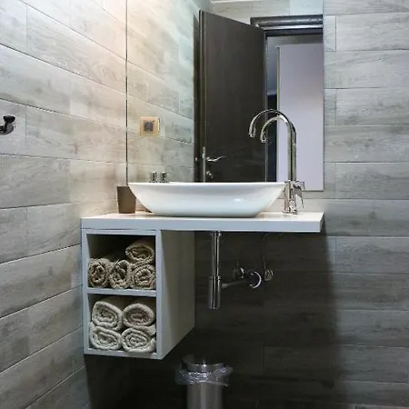 Old Corner Apartment *