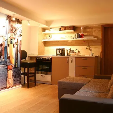 Old Corner Apartment *